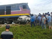 Tin tức trong ngày - Vụ ô tô bị tàu hỏa tông: Dân hô hoán có tàu tới, tài xế vẫn cố vượt đường ray