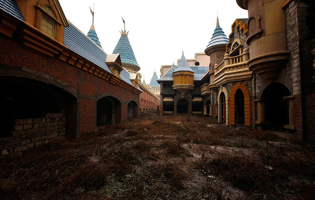 Khu vực cung điện đã được xây dựng gần xong, dù bị bỏ hoang và cỏ mọc xơ xác mang vẻ đẹp lạnh lẽo.