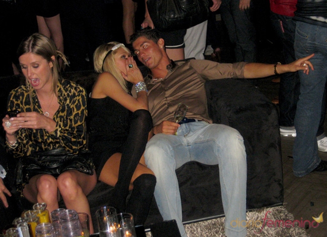 Paris Hilton - cháu gái tập đoàn Hilton từng có tình một đêm ngắn ngủi với Ronaldo vào năm 2009. Thời điểm đó, nhiều người tỏ ra tò mò lý do vì sao cô tiểu thư tai tiếng lại sớm dứt tình với chàng cầu thủ điển trai, đào hoa bậc nhất thế giới.
