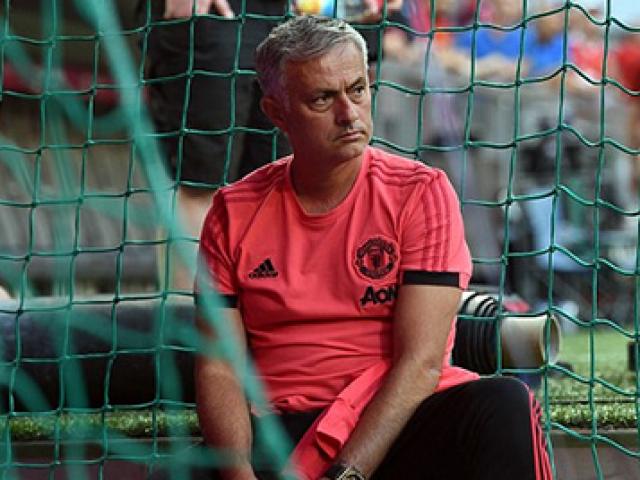 Mourinho ủng hộ fan MU thuê máy bay tẩy chay sếp lớn “Quỷ đỏ”