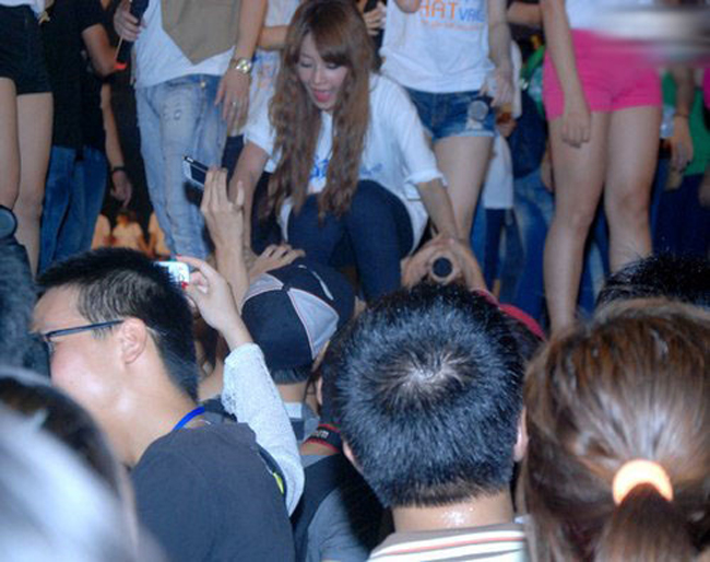 Trong một lần biểu diễn, Chi Pu suýt bị té ngã trên sân khấu bởi khán giả bên dưới bắt tay quá nhiệt tình. Cuối cùng, Chi Pu đành tháo chạy khỏi đám đông với sự trợ giúp của ban tổ chức.