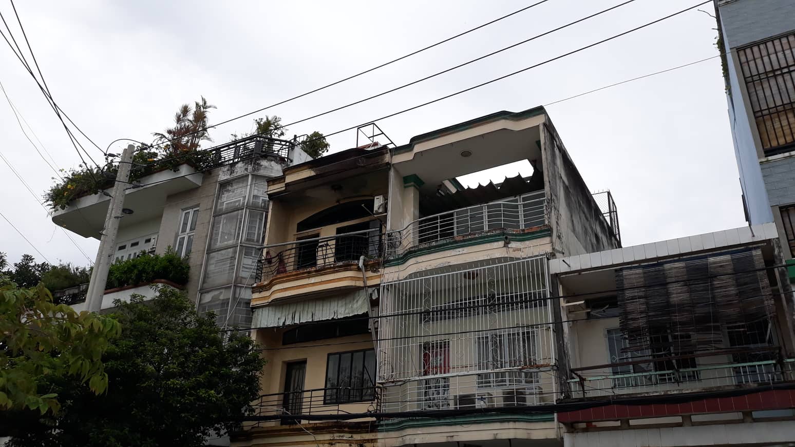 Căn nhà 3 tầng ở Sài Gòn bốc cháy dữ dội, một người tử vong - 1