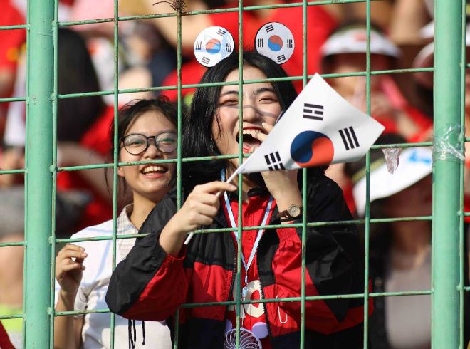 U23 Hàn Quốc thắng nghẹt thở: Fan nữ xinh cuồng nhiệt vì Son Heung Min - 11