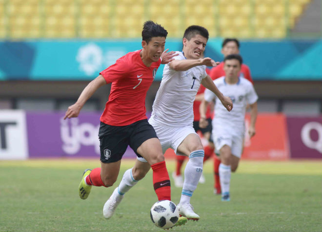 U23 Hàn Quốc thắng nghẹt thở: Fan nữ xinh cuồng nhiệt vì Son Heung Min - 12