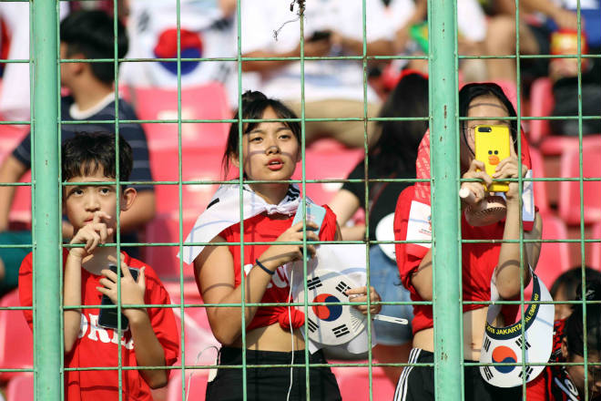 U23 Hàn Quốc thắng nghẹt thở: Fan nữ xinh cuồng nhiệt vì Son Heung Min - 2