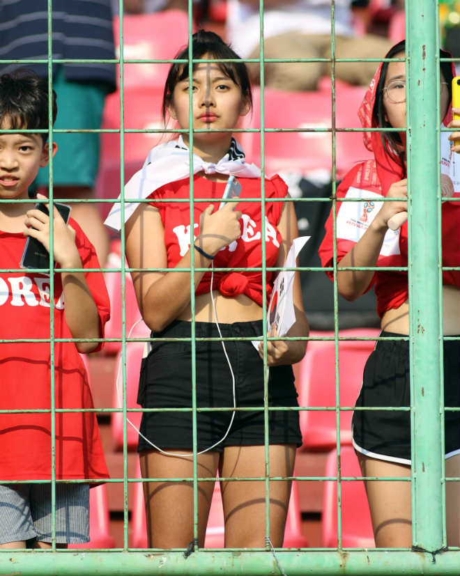 U23 Hàn Quốc thắng nghẹt thở: Fan nữ xinh cuồng nhiệt vì Son Heung Min - 4