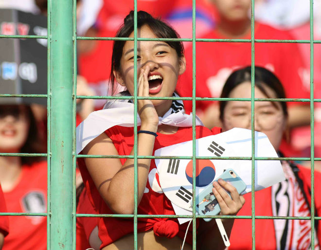 U23 Hàn Quốc thắng nghẹt thở: Fan nữ xinh cuồng nhiệt vì Son Heung Min - 6