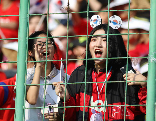 U23 Hàn Quốc thắng nghẹt thở: Fan nữ xinh cuồng nhiệt vì Son Heung Min - 7