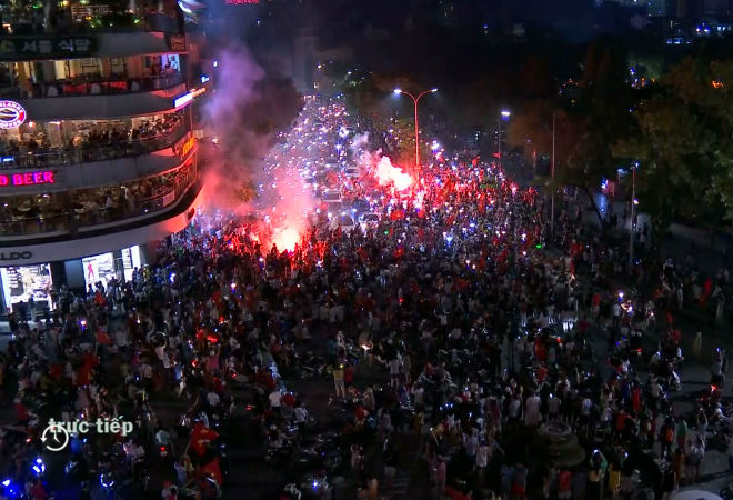 U23 Việt Nam vào bán kết ASIAD: Fan sướng ngây ngất, Hà Nội &#34;rực đỏ&#34; - 1