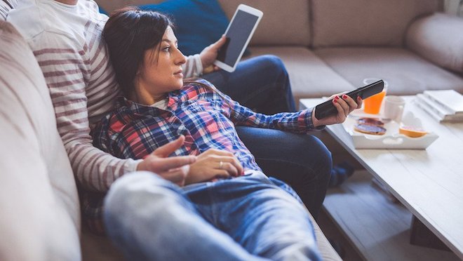 TV, smartphone đang khiến các cặp vợ chồng lười “yêu” hơn - 1