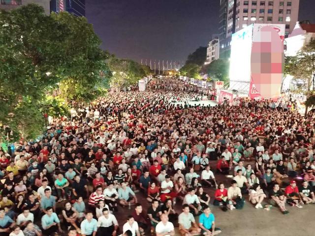 Sau vỡ òa hạnh phúc, người hâm mộ U23 Việt Nam có hành động bất ngờ trên phố đi bộ