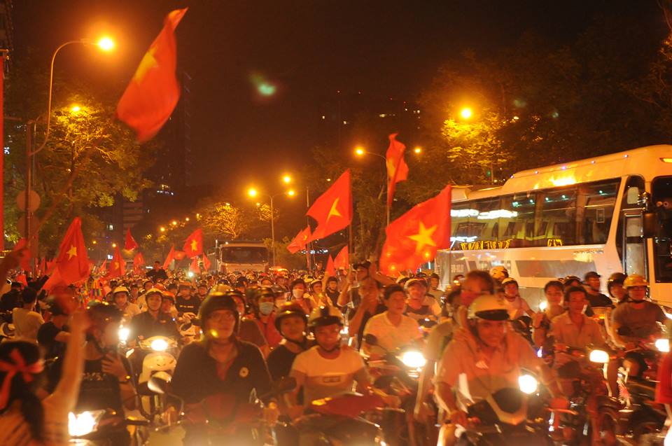U23 Việt Nam vào bán kết ASIAD, người dân kiếm tiền triệu sau vài chục phút bán cờ - 1