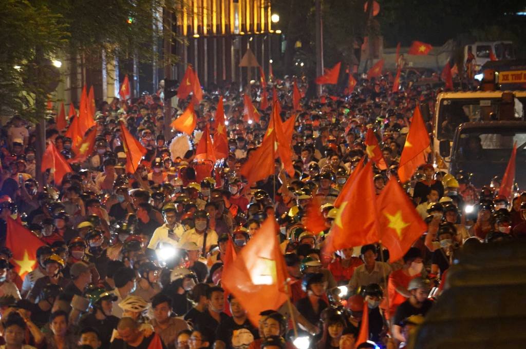 Ngàn người thức trắng đêm đi “bão”, mừng chiến thắng nghẹt thở của U23 Việt Nam - 1