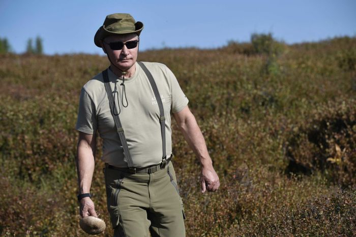 Tổng thống Nga Vladimir Putin thảnh thơi leo núi ở Siberia - 1