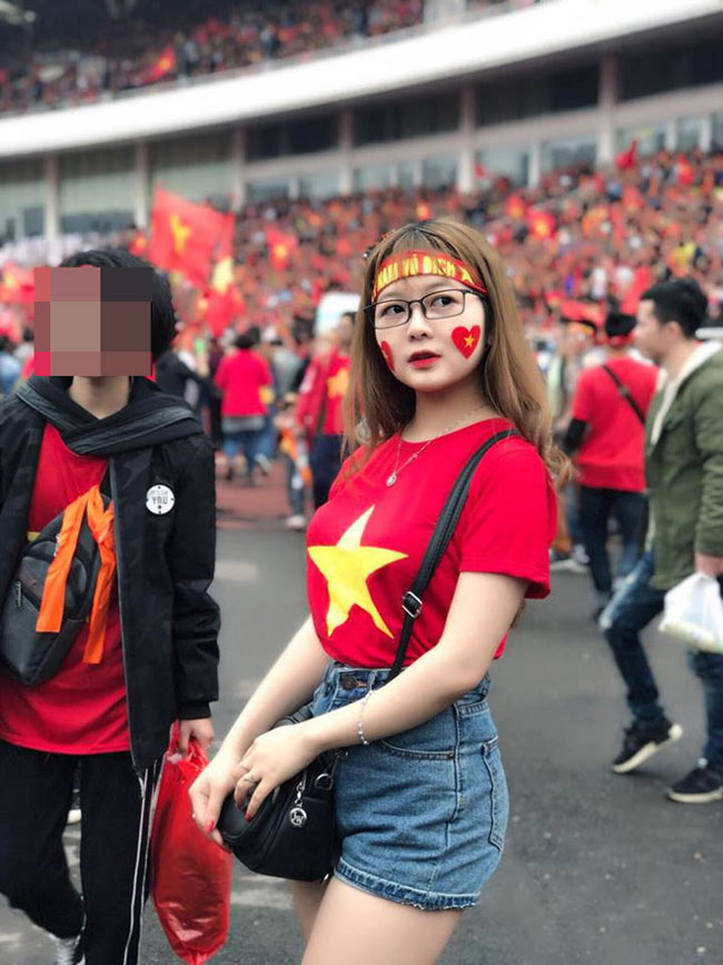 Mới đây, dân mạng vừa tìm ra một cô gái - là đồng hương của Văn Toàn U23 Việt Nam, sở hữu gương mặt xinh như búp bê. 