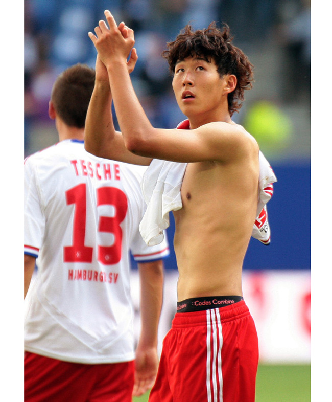 Năm 15 tuổi khi được sang Đức đào tạo, Son Heung-min là cầu thủ có thể lực kém nhất đội nên không được ký hợp đồng. Các cầu thủ trẻ phải chạy hàng chục vòng quanh sân vận động mỗi ngày nhưng Song đều xếp chót bảng. 