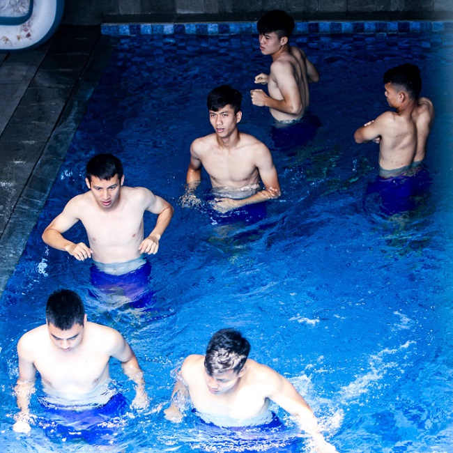Sau khi thi đấu, học trò của ông Park bơi và ngâm mình trong nước lạnh để hồi phục thể lực. 