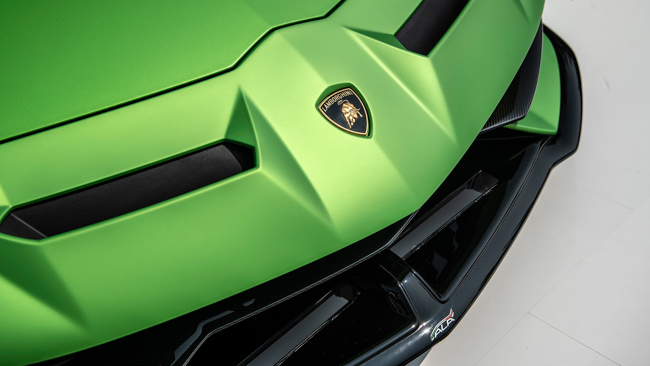 Chìa khoá "thành công" của Lamborghini Aventador SVJ đến từ hệ thống khí động học ALA 2.0 (Aerodinamica Lamborghini Attiva) và hệ thống đánh lái 4 bánh được phát triển từ chiếc Huracan Performante. Nắp capo được thiết kế hai rảnh khí động học giúp tăng lực ép xuống mặt đường khi chạy ở tốc độ cao
