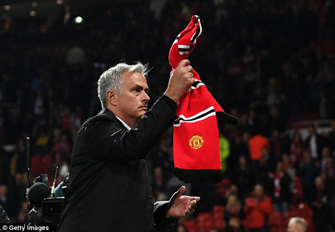 MU thảm bại: Mourinho gây chiến với báo chí, lấy CĐV làm lá chắn - 1