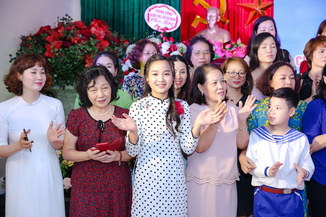 Á hậu nhí Nguyễn Khánh Linh xinh như thiếu nữ dự sự kiện trao học bổng Vừ A Dính - 1