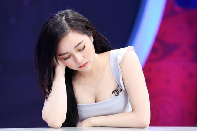 "Hot girl ngủ gật" gắn liền với Thủy Tiên sau khi cô tham gia một chương trình bình luận bóng đá.
