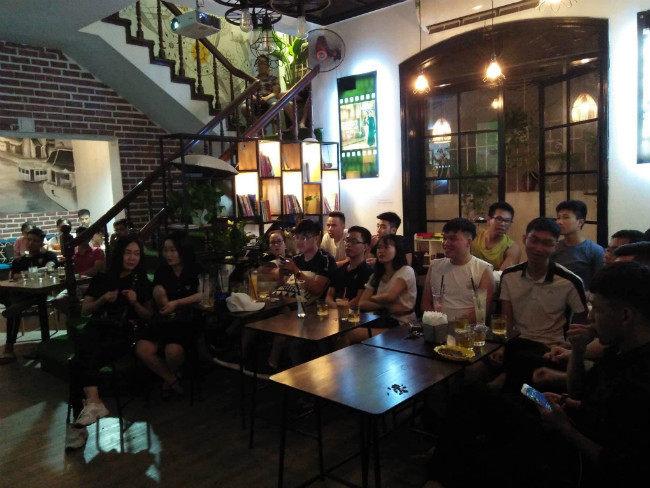 Chủ quán café trên đường Trần Quốc Vượng cho biết: “Tối nào U23 Việt Nam tham gia thi đấu, quán của tôi lại đông nghịt. Chỉ tính riêng tối qua, quán không đủ chỗ ngồi cho khách. Nhiều người chấp nhận ngồi trên các bậc cầu thang để xem bóng. Thu nhập cũng cao gấp 2-3 lần so với ngày thường, khoảng 2-3 triệu/tối”.