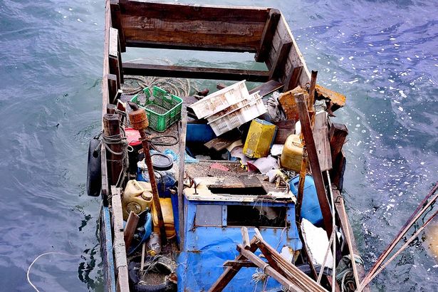 Hàng loạt tàu ma Triều Tiên trôi dạt vào bờ biển Nga - 2