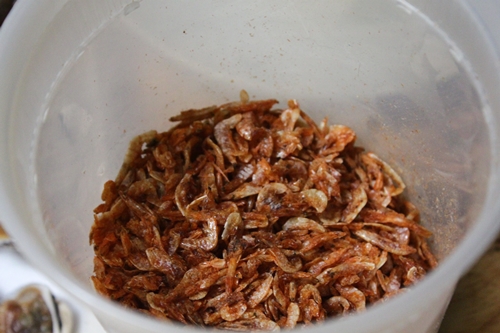 Cách làm món tép khô rang khế hao cơm ngày mưa - 2