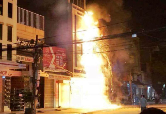 Cháy lớn trên phố sầm uất nhất Thanh Hóa, tân Giám đốc Công an tỉnh tới hiện trường - 1