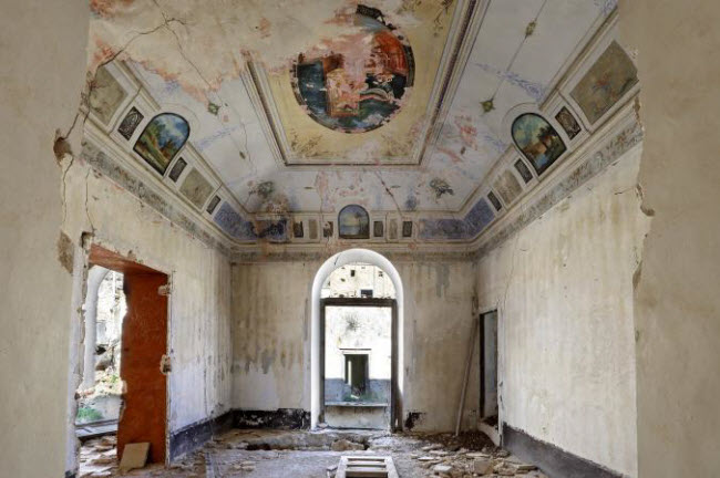 Lớp sơn bong ra từ tường của ngôi nhà ở Poggioreale. Thị trấn này bị bỏ hoang sau một loạt trận động đất vào những năm 1960.