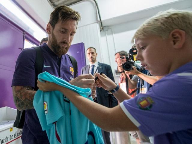 Messi gặp sự cố khó ngờ với fan nữ đồng hương: Lạnh lùng bỏ đi