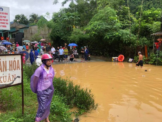 Kinh hoàng cảnh ngôi nhà 2 tầng bất ngờ đổ xuống sông Lò - 2