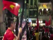 Đời sống Showbiz - Hàng trăm fan vây kín nhà Tuấn Hưng sau trận U23 để làm điều này