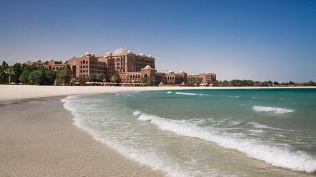 Emirates Palace có bãi biển riêng trải dài 1,3km cho khách tắm và nghỉ ngơi.&nbsp;