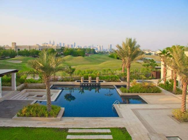 Tại Dubai (UAE- Các Tiểu vương quốc Ả Rập Thống nhất), khu Emirates Hills là nơi có nhiều ngôi nhà lộng lẫy, xa hoa với các cư dân giàu có.