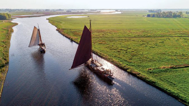 Blokzijl, Hà Lan: Ngôi làng từ thế kỷ thứ 17 được bao quanh bởi hồ, hệ thống kênh và nổi tiếng với các môn thể thao nước. Du khách có thể du ngoạn bằng thuyền hoặc đi bộ qua vườn quốc gia Weerribben-Wieden.