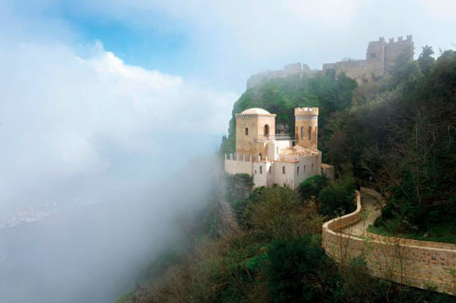 Erice, Italia: Cách dễ dàng nhất để tiếp cận ngôi làng trên núi là bằng cáp treo. Trong suốt hành trình này, bạn có cơ hội chiêm ngưỡng cảnh tượng mây bao phủ trên thung lũng và sườn núi. Ngôi làng mang đậm phong cách truyền thống của người Sicilia.