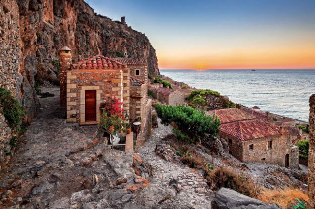 Monemvasia, Hi Lạp: Ngôi làng này nằm trên cách đá và kết nối với cực nam của bán đảo Peloponnese bằng lối đi hẹp. Nơi đây nổi tiếng với các công trình kiến trúc thời kỳ La Mã và Ottoman. Bãi biển ở đây cũng rất hấp dẫn du khách.