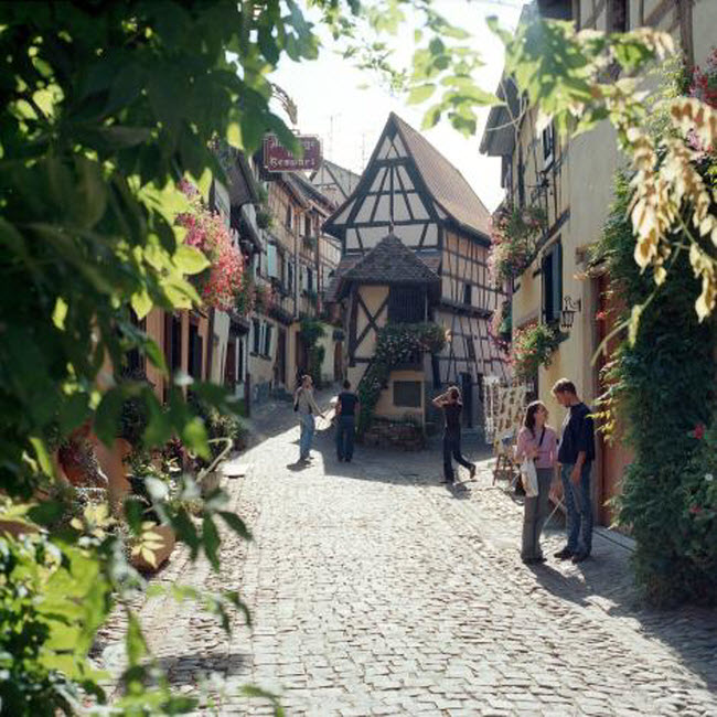 Eguisheim, Pháp: Được coi là nơi khai sinh ra rượu vang Pháp, Eguisheim trở thành một điểm dừng chân hấp dẫn trong hành tìm hiểu về rượu vang ở vùng Alsace. Ngôi làng này có khoảng 30 xưởng sản xuất rượu vang truyền thống.