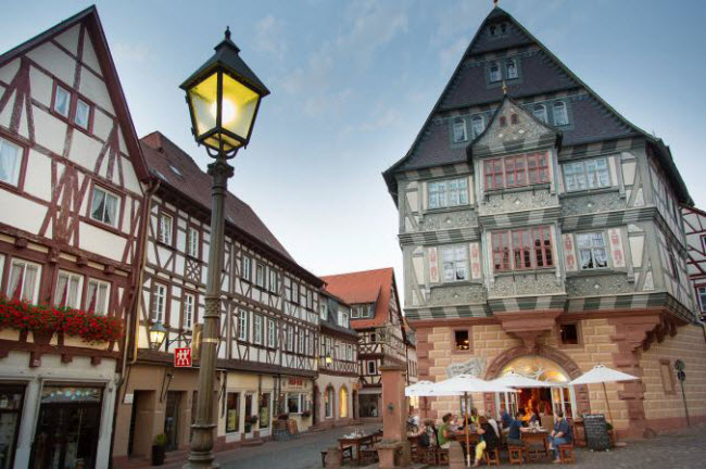 Miltenberg, Đức: Cộng đồng dân cư ven sông nổi tiếng với đường phố chạy uốn lượn qua các ngôi nhà gỗ cũng như các quán bar. Tới đây, du khách không thể bỏ qua loại bia địa phương nổi tiếng.