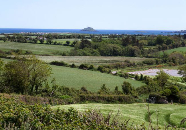 Ballycotton, Ireland: Làng chải ở vùng East Cork thu hút đông du khách yêu thích biển. Tới đây, bạn có thể ngắm các ngọn hải đăng cổ kính hay xem cá voi từ trên vách núi.