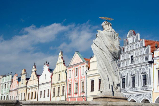 Telč, Cộng hòa Czech: Được UNESCO công nhận là di sản thế giới từ năm 1992, thị trấn Telč là một kiệt tác kiến trúc với các ngôi nhà được xây dựng theo phong cách phục hưng, quảng trường lát đá cuội. Nhà thờ ở trung tâm thị trấn cũng là điểm đến hấp dẫn.