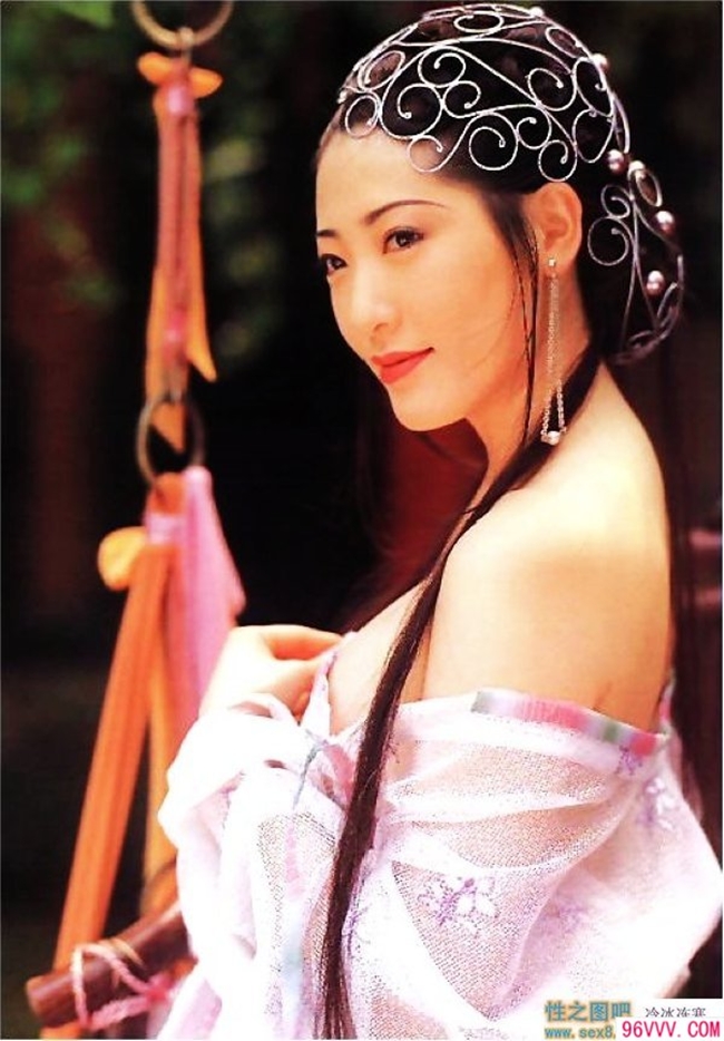 Dương Tư Mẫn (Asami Kanno) được coi là Phan Kim Liên  sexy nhất trên màn ảnh. Cô gây ấn tượng khi đảm nhận vai diễn "dâm phụ" họ Phan trong "Kim Bình Mai" 1996. Vai diễn của người đẹp Nhật Bản khiến nhiều người thương cảm hơn là chỉ trích khi nội dung kịch bản phim được xây dựng hấp dẫn, mang nhiều ý nghĩa dù hình ảnh táo bạo. Thậm chí, trong phim có những cảnh quay, Dương Tư Mẫn khỏa thân hoàn toàn.