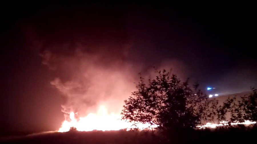 Máy bay Nga chở 170 người cháy ngùn ngụt khi hạ cánh như đâm xuống đất - 1