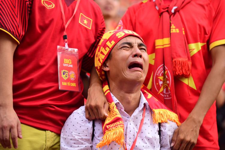 CĐV thất thần, khóc òa khi U23 Việt Nam thua ở loạt luân lưu định mệnh - 1