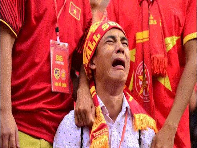 CĐV thất thần, khóc òa khi U23 Việt Nam thua ở loạt luân lưu định mệnh