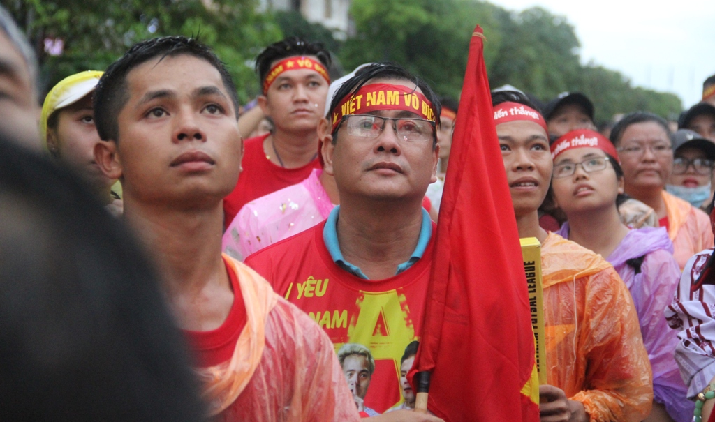 CĐV thất thần, khóc òa khi U23 Việt Nam thua ở loạt luân lưu định mệnh - 24