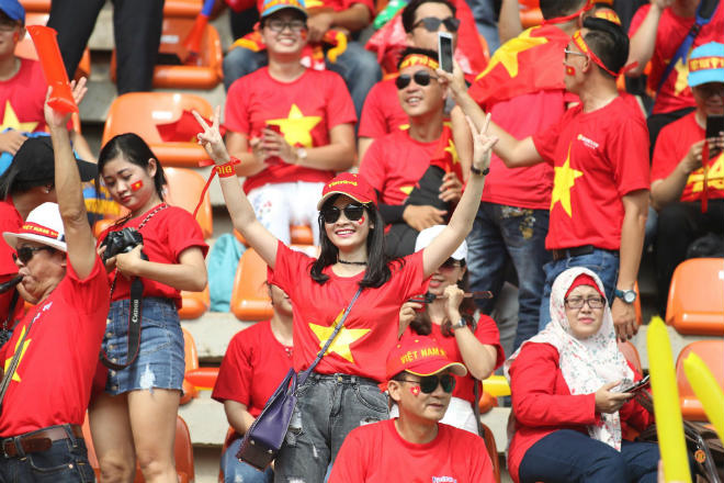 Fan Việt Nam &#34;nhuộm đỏ&#34; sân Pakansari: Người đẹp Việt tươi tắn rạo rực khán đài - 1