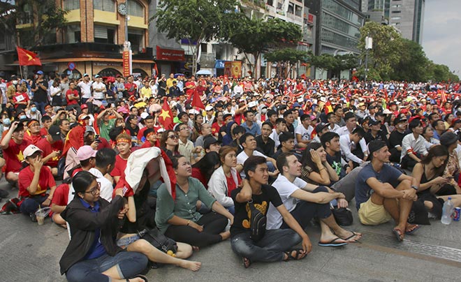 U23 VN thua: Fan nữ xinh đội mưa, vừa khóc vừa nhặt rác sau trận - 1