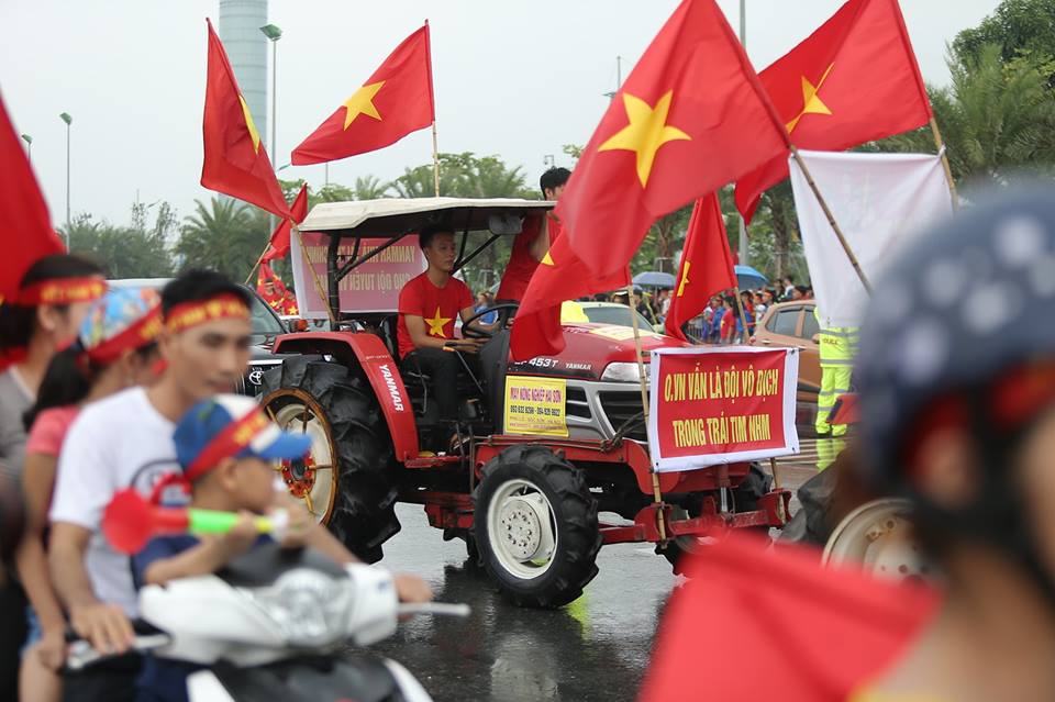 Biển cờ đỏ sao vàng chờ đón chiến binh U23 Việt Nam ở sân bay Nội Bài - 1